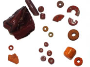 Echantillon de fragments et perles de verres rouges et orange trouvés en Asie du Sud