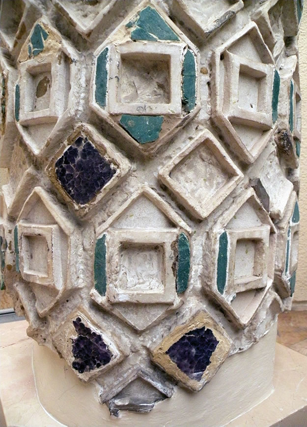 Istanbul, musée archéologique Photo. Byzance, Saint-Polyeucte, colonne-incrustée d'améthystes et de pâtes de verre