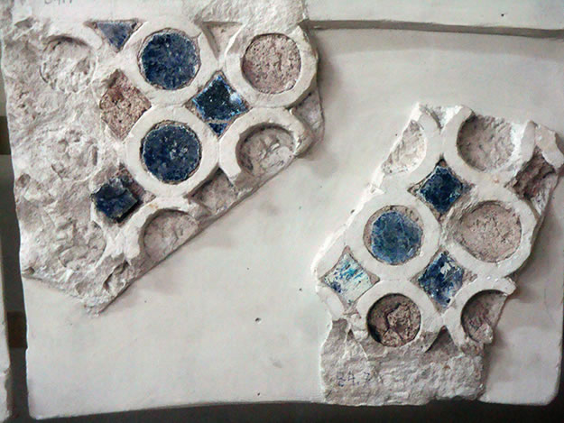 Istanbul, musée archéologique Photo. Byzance, frise de pierre à incrustations polychromes