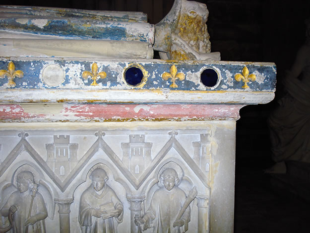 Photo. Détail des incrustations ornant la tranche de la tombe de Philippe Dagobert, Saint-Denis