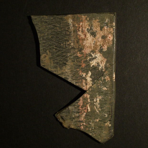 Photographie : fragment de verre à vitre avec traces de peinture, villa de Villers-le-Bouillet (photo Jean-Marc Baczkowski, Musée du Verre Curtius, Liège)