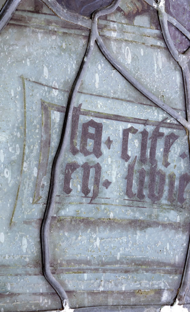 Photographie. Souancé-au-Perche, église Saint-Georges, baie 5 : vitrail de saint Georges, détail d’une pièce de verre blanc (photo M. Hérold)