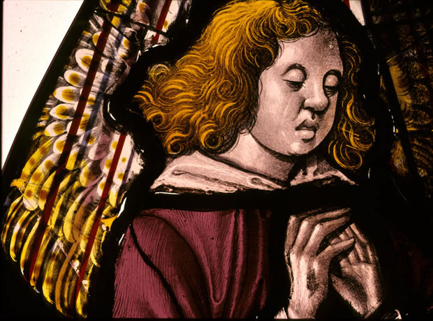 Photographie. Paris, église Saint-Gervais-et-Saint-Protais, baie 9 : vitrail de sainte Isabelle de France, détail d’un ange (photo M. Hérold)