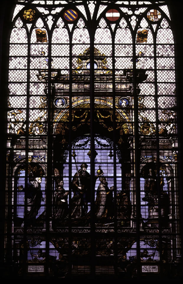 Photographie. Bruxelles, cathédrale Saint-Michel-et-Sainte-Gudule, bras nord du transep : vitrail de Charles Quint (photo M. Hérold)