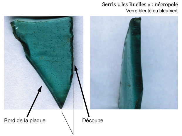 Photographie : Serris les Ruelles, nécropole, fragments de verre bleuté (crédit F. Gentili / INRAP)