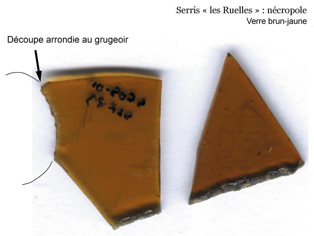 Photographie : Serris les Ruelles, nécropole, fragments de verre brun-jaune (crédit F. Gentili / INRAP)
