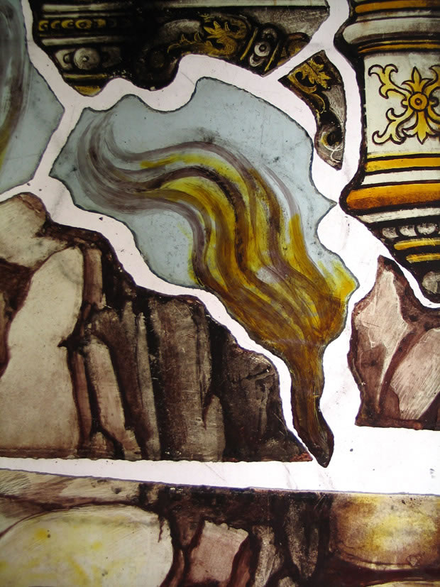 Photographie : Ecaussines, Château de la Follie, pièce de verre extraite d’un panneau de vitrail (clichés I. Lecocq)