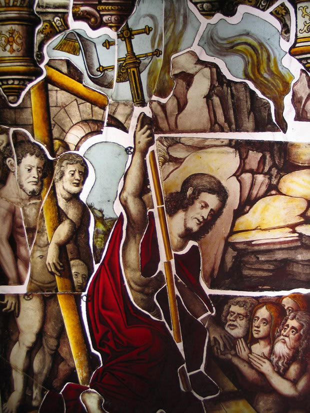 Photographie : Ecaussines, Château de la Follie, pièce de verre extraite d’un panneau de vitrail (clichés I. Lecocq)