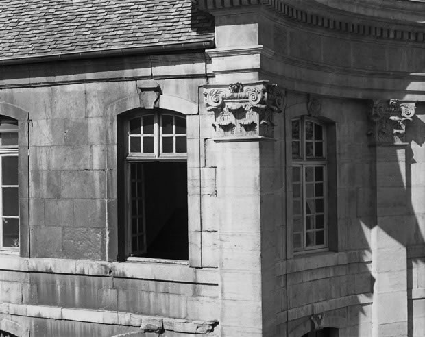 Photo : Besançon, Couvent Notre-Dame du Refuge, fenêtres à petits bois, crédit J. Mongreville, Inventaire général / ADAGP