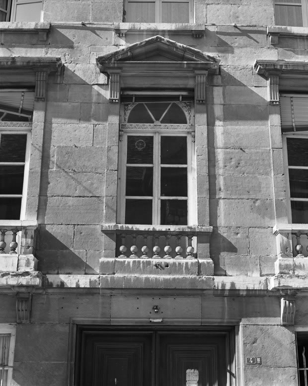 Photo : Besançon, Immeuble, 4 rue Mégevand, détail d'une fenêtre, crédit J. Mongreville, Inventaire général / ADAGP
