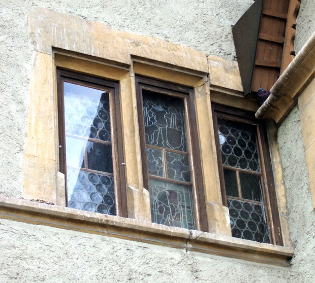 Photo : fenêtre pyramidale à meneaux, La Neuveville, ancien Hôtel de Ville