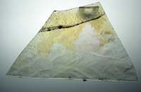 Photographie : Fragment de vitre plate (Crédit Christine Durand, Centre Camille Julian, CNRS)