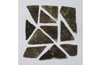 Photographie : Quelques fragments de vitraux taillés en triangle (crédit L. Pirault / INRAP, 2005)