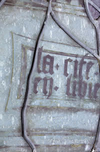 Photographie. Souancé-au-Perche, église Saint-Georges, baie 5 : vitrail de saint Georges, détail d’une pièce de verre blanc (photo M. Hérold)