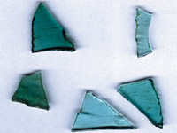 Photographie : Serris les Ruelles, nécropole, fragments de verre bleuté (crédit F. Gentili / INRAP)