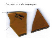 Photographie : Serris les Ruelles, nécropole, fragments de verre brun-jaune (crédit F. Gentili / INRAP)