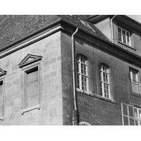 Photo : Besançon, Hôpital Saint-Jacques, croisées de fenêtre, crédit J. Mongreville, Inventaire général / ADAGP