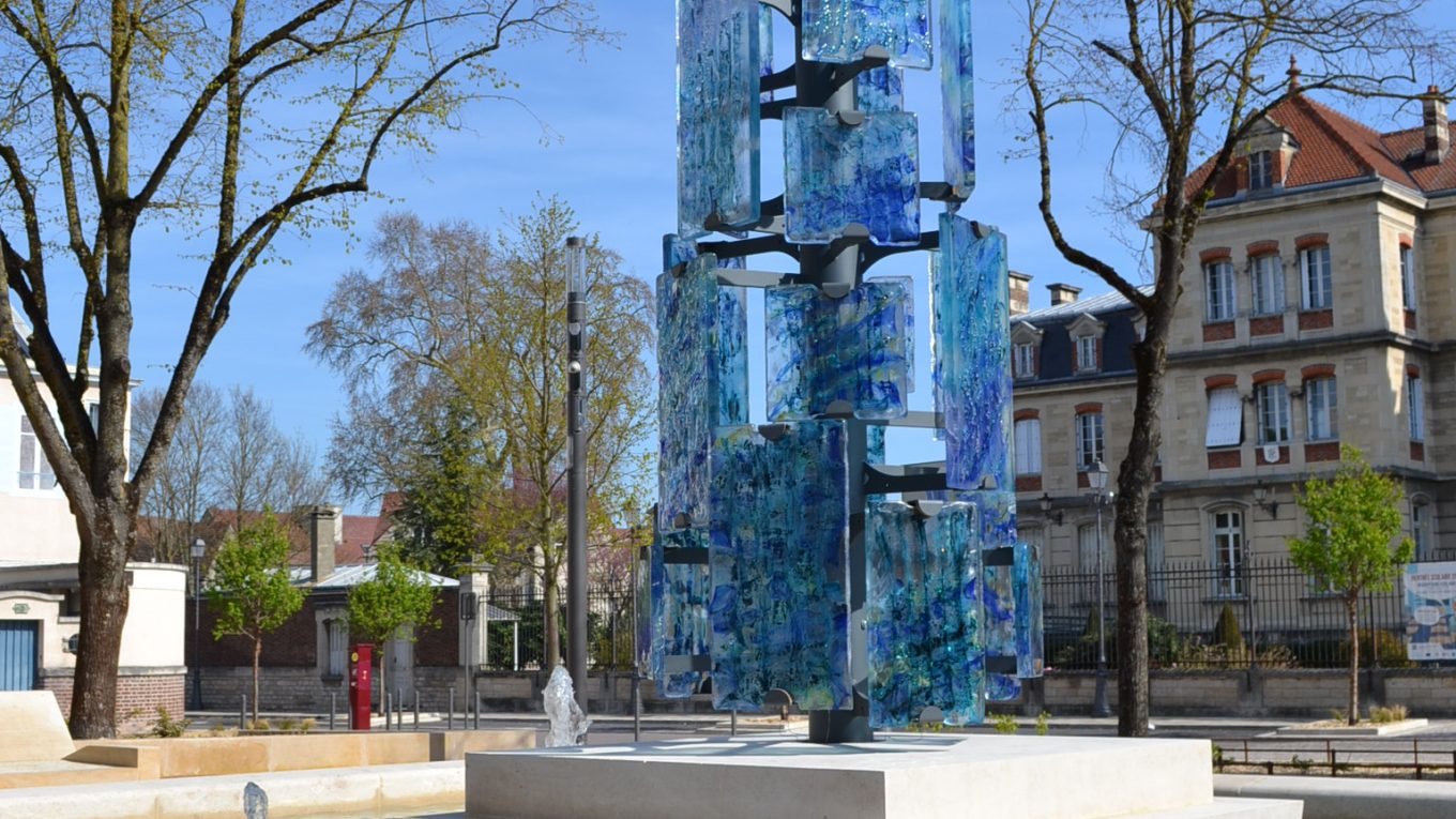 Sculpture urbaine en verre à Troyes