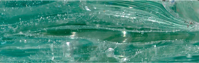 Verre à vitres de l'épave romaine de Porticcio (Golfe d'Ajaccio, Corse), détail d'un morceau de vitre en coupe (voir article de J.-F. Cubells)