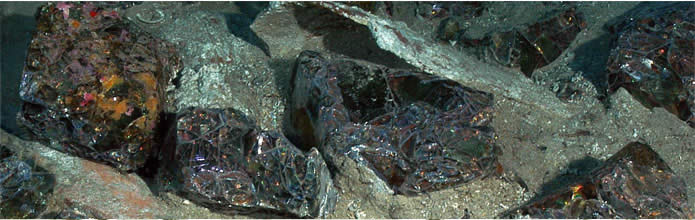 Blocs de matière première vitreuse, cargaison de l'épave Ouest-Embiez 1 (photographie Roland Graille, voir article de M.-P. Jézégou et H. Bernard)