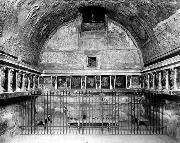 Côté sud du tepidarium des thermes du Forum à Pompéi