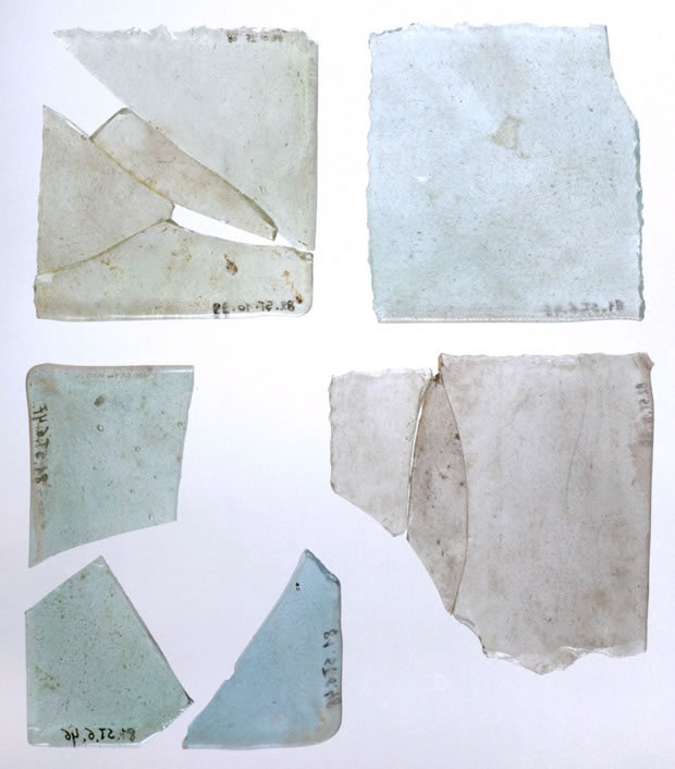Photographie : verres à vitres grugés de Tirlemont (photo Harrie Spelmans, Erfgoedcentrum Tienen)