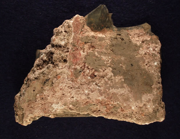 Photographie : fragment de verre à vitre avec traces de peinture, villa de Villers-le-Bouillet (photo Jean-Marc Baczkowski, Musée du Verre Curtius, Liège)
