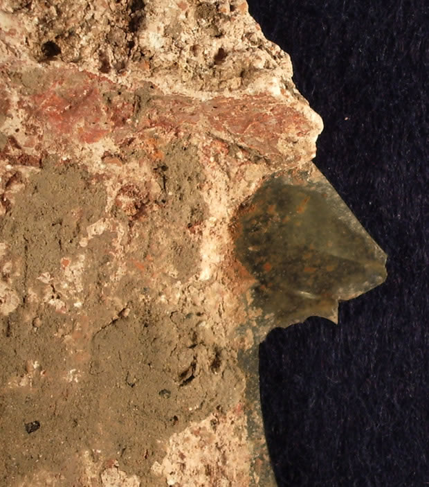 Photographie : fragment de verre à vitre avec traces de peinture, villa de Villers-le-Bouillet (photo Jean-Marc Baczkowski, Musée du Verre Curtius, Liège)