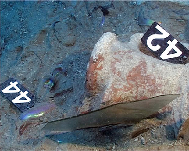Photographie : Effondrement d’un col d’amphore ayant brisé une vitre in situ (crédit Daniel Rebillard)
