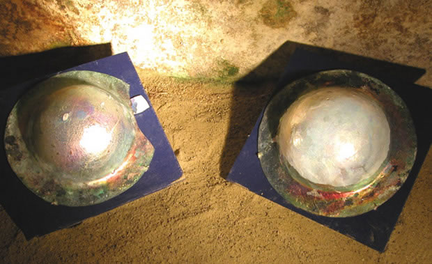 Photographie : Deux vitres rondes extraites de la pile (Crédit Nathalie Gassiolle)