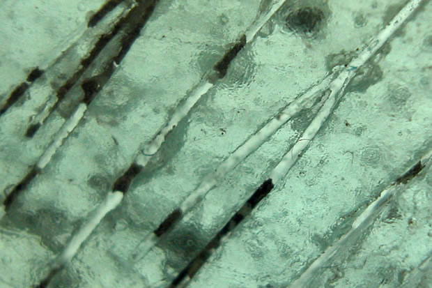 (Photographie) Entailles dans le verre (Crédit DRASSM)