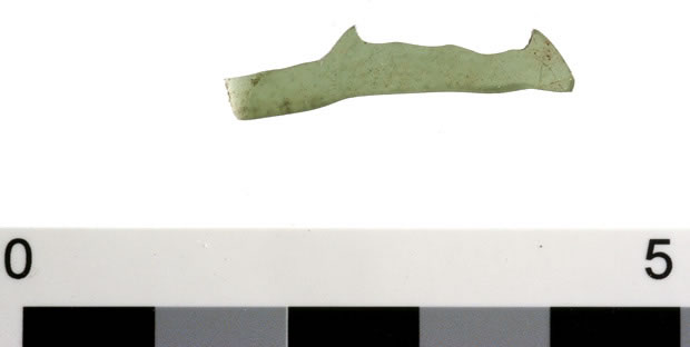 Photographie : Fragment de forme allongée (crédit L. Pirault / INRAP, 2005)