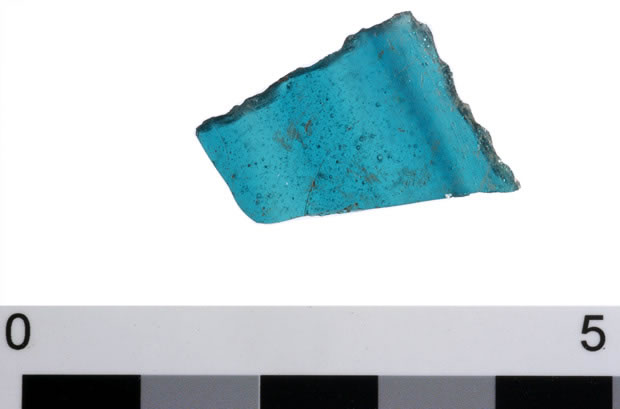 Photographie : Fragment de teinte bleu turquoise (crédit L. Pirault / INRAP, 2005)