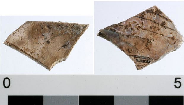 Photographie : Deux fragments de teinte violet clair (crédit L. Pirault / INRAP, 2005)
