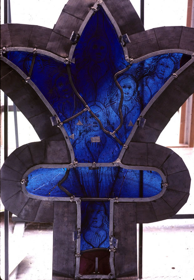 Photographie. Évreux, cathédrale Notre-Dame, tympan de la baie d’axe, séraphins (photo M. Hérold)