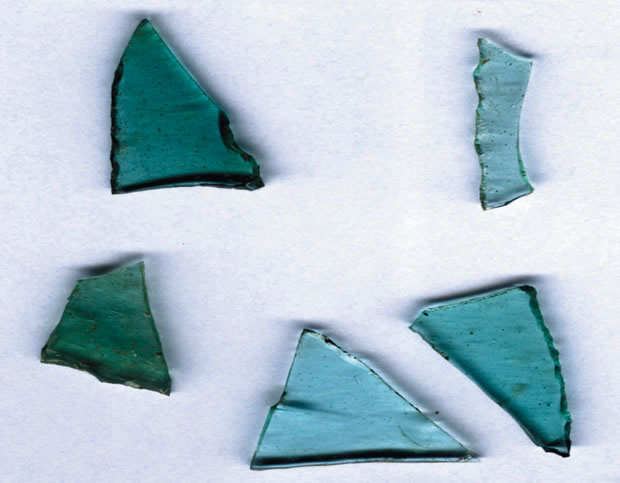 Photographie : Serris les Ruelles, nécropole, fragments de verre bleuté (crédit F. Gentili / INRAP)