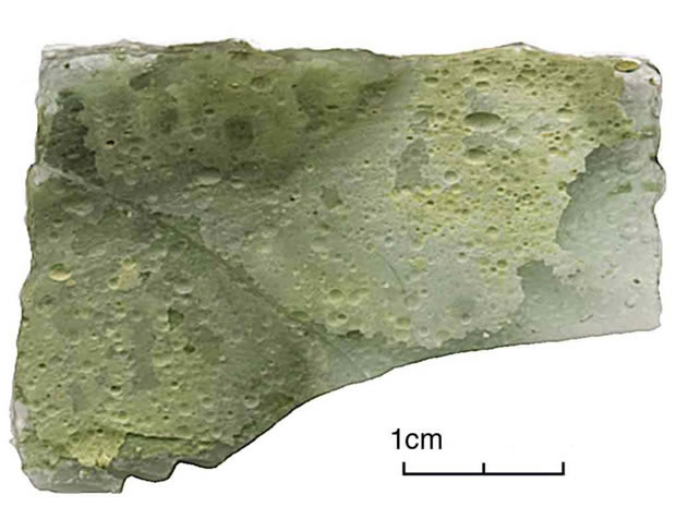 Photographie : Serris les Ruelles, habitat aristocratique, 10e-11e siècles, fragment de verre altéré (crédit F. Gentili / INRAP)