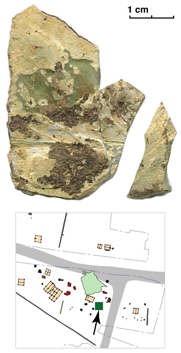 Photographie : Serris les Ruelles, habitat paysan, 10e-11e siècles, fragment de verre altéré (Crédit F. Gentili / INRAP)