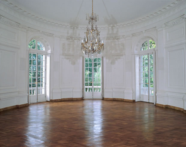 Photo : Besançon, Salon ovale de l'Intendance, portes-fenêtres , crédit J. Mongreville, Inventaire général / ADAGP