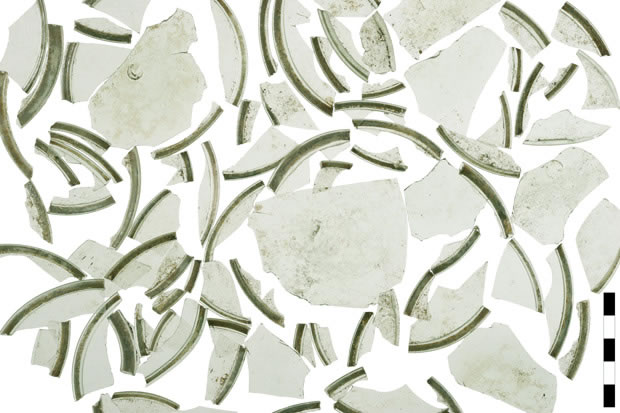 Photo : Fragments de cives produites dans la verrerie de Court-Chaluet 