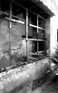 Photo P. Vipard Vestiges de la cloison vitrée du portique oriental du uiridarium de la Casa dell’Atrio a Mosaico, Herculanum