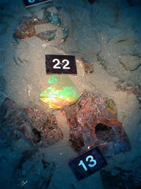 Photographie : Fragments de vitre plate reposant sur un bloc de verre (crédit François Beaumont)