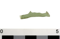 Photographie : Fragment de forme allongée (crédit L. Pirault / INRAP, 2005)