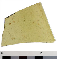 Photographie : Fragment d’un vert presque incolore (crédit L. Pirault / INRAP, 2005)