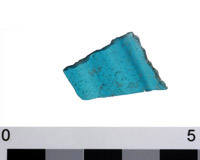 Photographie : Fragment de teinte bleu turquoise (crédit L. Pirault / INRAP, 2005)