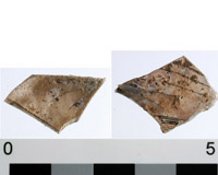 Photographie : Deux fragments de teinte violet clair (crédit L. Pirault / INRAP, 2005)