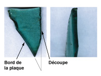 Photographie : Serris les Ruelles, nécropole, fragments de verre bleuté (crédit F. Gentili / INRAP)