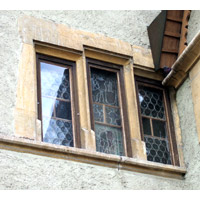 Photo : fenêtre pyramidale à meneaux, La Neuveville, ancien Hôtel de Ville